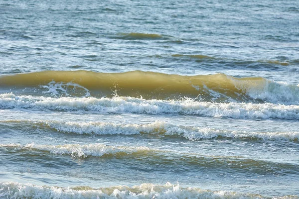 Onde del mare primo piano. Mar Baltico. L'onda rotola a terra . — Foto Stock