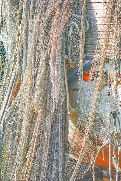 Een oude pelende vissersboot staat aan de kust. Een visnet h — Stockfoto