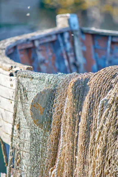 Un vieux bateau de pêche se dresse sur le rivage. Un filet de pêche h — Photo