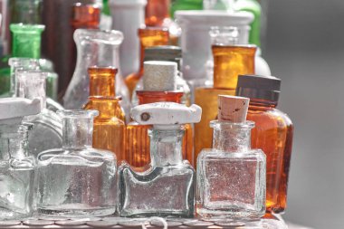 Cam koleksiyonu çok renkli eski parfüm şişeleri.