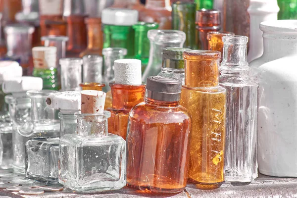 Üveggyüjtemény többszínű vintage parfümös palackok. — Stock Fotó