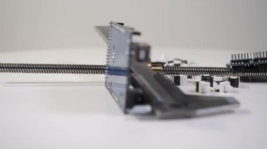 Prototip levha, vernier kalibre ve dağınık düğmeli kurşun vida 360 derece döndür