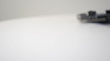 Diy prototipi için iki tahta dizüstü bilgisayarda yatıyor ve onunla dönüyor, çerçeveye sorunsuzca giriyor. Kapat.
