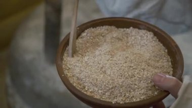 Sağlıklı yemek ve yaşam tarzı. Kız erimiş bardakta homurdanır. Doğal ürün..