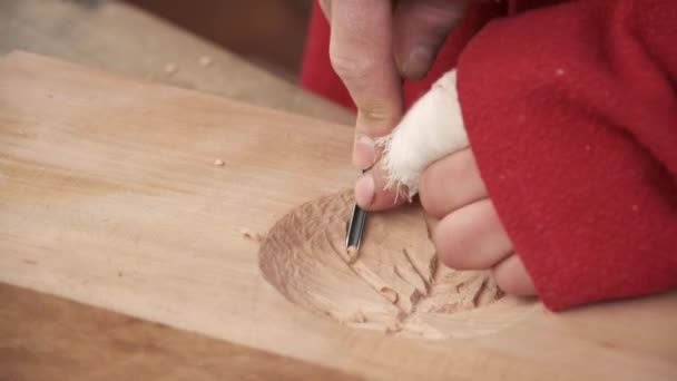 Wood Carving Close Hands Young Guy Carves Chisel Pattern Tree — Stock Video