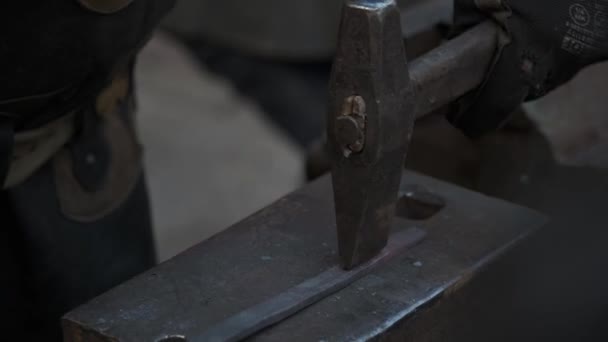 铁匠在锻造中工作 炽热的金属 火花和煤 火在燃烧 金属的空隙在融化 — 图库视频影像