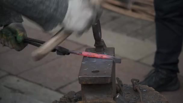 鍛冶屋は鍛冶屋で働いている ホットメタル 火花や石炭 火が燃えて金属の塊が溶けてる — ストック動画