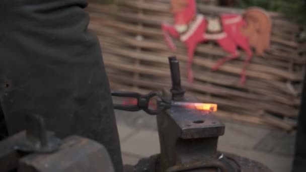 Коваль Працює Кузові Гарячий Метал Іскри Вугілля Вогонь Горить Металеві — стокове відео