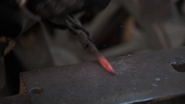 Smid Werkt Smederij Heet Metaal Vonken Kolen Een Vuur Brandt — Stockvideo