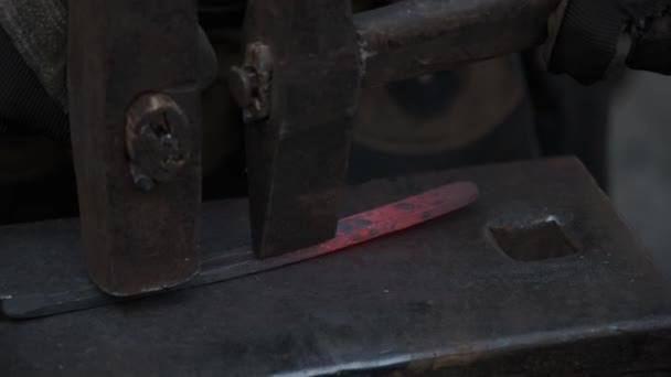 Demirci Demir Ocağında Çalışıyor Sıcak Metal Kıvılcımlar Kömürler Bir Ateş — Stok video