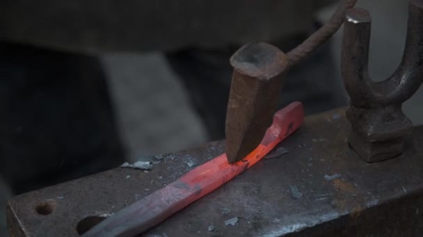 Herrero Trabaja Fragua Metal Caliente Chispas Carbones Fuego Está Ardiendo — Vídeo de stock