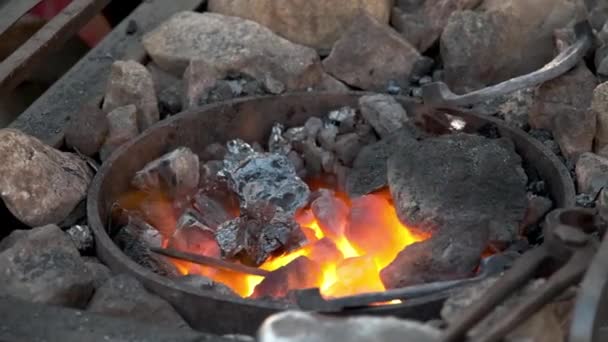 Ferreiro Trabalha Forja Metal Quente Faíscas Carvão Incêndio Está Arder — Vídeo de Stock