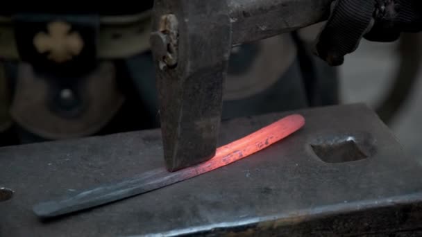 Ferreiro Trabalha Forja Metal Quente Faíscas Carvão Incêndio Está Arder — Vídeo de Stock