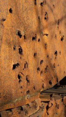 Büyük Vatanseverlik Savaşı sırasında kurşunlarla delinmiş bir tankın zırhı. Savaş izleri, paslı demir, yaralar..