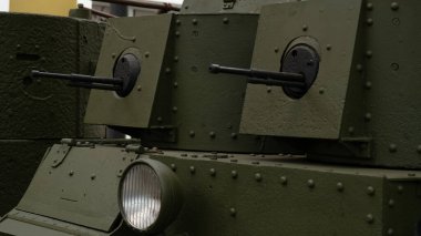 İkinci Dünya Savaşı 'ndan kalma eski bir tankın zırhı. Kapat..