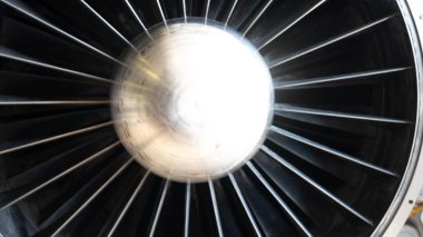 Bir uçağın jet motoru. Türbin bıçakları.