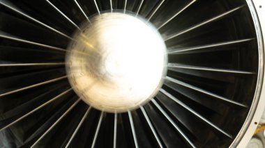 Bir uçağın jet motoru. Türbin bıçakları.