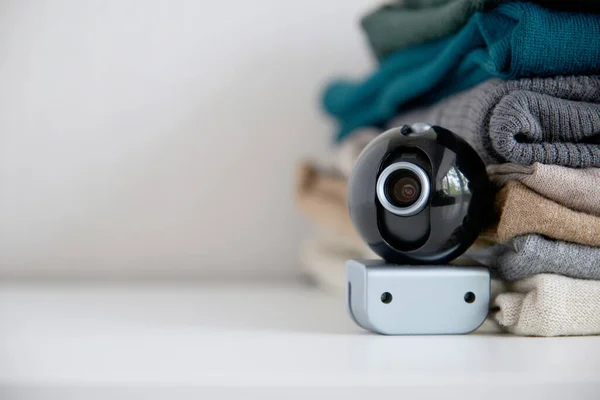 Webcam Versteckt Einem Kleiderstapel Zur Verdeckten Überwachung Des Hauses Überwachungs — Stockfoto