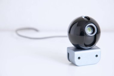 Webcam Standalone, beyaz arka planda evi gizlice gözetlemek için yakın plan çekiyor. Gözetleme ve güvenlik sistemleri. Akıllı Ev. Casusluk. İzlemek için gizli kamera