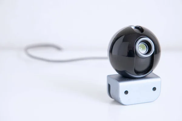 Webcam Standalone, beyaz arka planda evi gizlice gözetlemek için yakın plan çekiyor. Gözetleme ve güvenlik sistemleri. Akıllı Ev. Casusluk. İzlemek için gizli kamera
