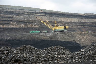       Madencilik, yük vagonlarına kazıcı yükleme.