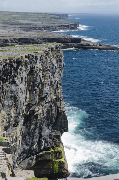 Klippen von inishmore, aran Islands, irland, europa lizenzfreie Stockfotos