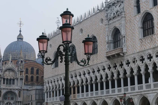 San Marco basiliek en het hertogelijk paleis in Venetië San Marco plein — Stockfoto