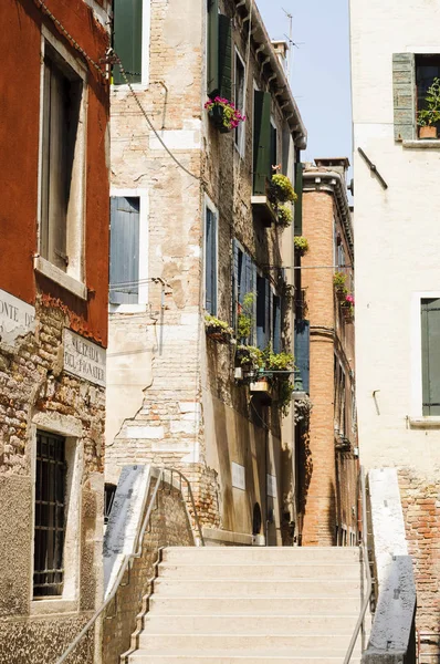 Callejón estrecho en el centro histórico de Venecia, Véneto, Italia, Eu — Foto de Stock