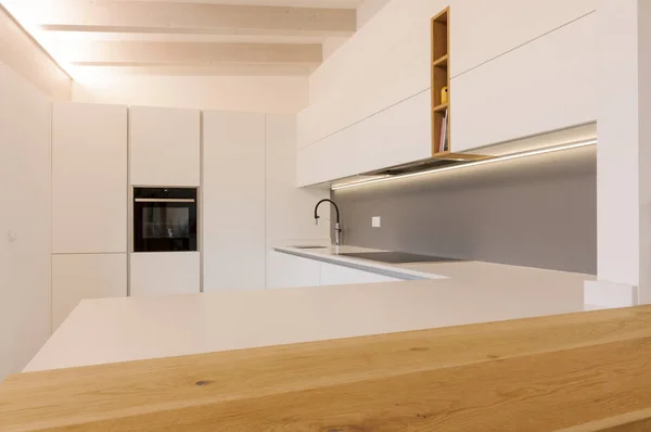 Moderní bílá kuchyně interiér — Stock fotografie
