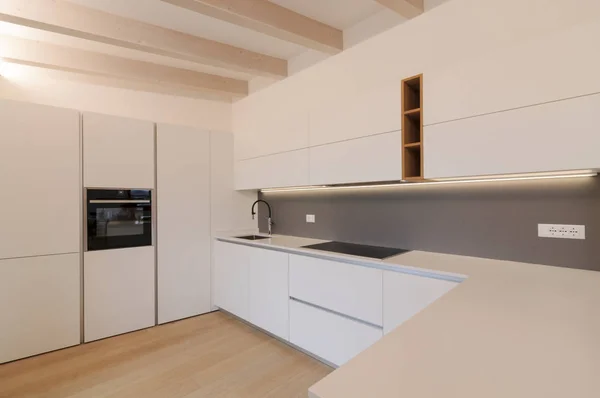 Moderne weiße Kücheneinrichtung Stockfoto