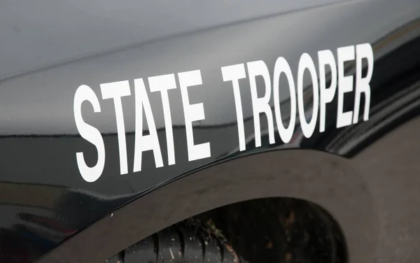 Estado branco trooper-decalque em um veículo de previsão de lei preta — Fotografia de Stock