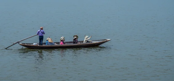 当地人和游客乘坐木船在一年一度的Suigo伊塔科虹膜花节 — 图库照片