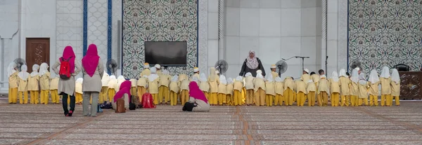 Unge muslimske studenter – stockfoto