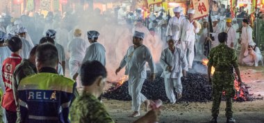 Devotee ve Taoist dokuz İmparator Tanrılar Festivali ziyaretçi