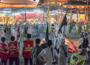 Devotee ve Taoist dokuz İmparator Tanrılar Festivali ziyaretçi