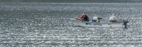 Locals en toeristen genieten van varen vrijetijdsbesteding, bij Lake Chuzenji. — Stockfoto