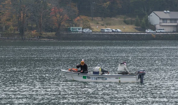 Les habitants et les touristes profitant des activités de navigation de plaisance au lac Chuzenji . — Photo