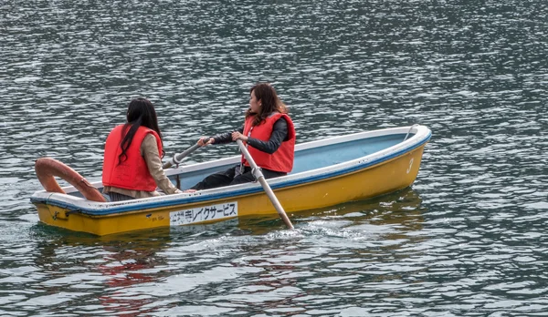 Lokale og turist nyder fritid sejlsport aktiviteter ved Lake Chuzenji . - Stock-foto