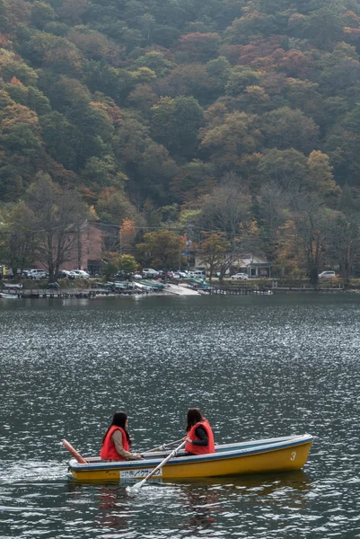 Les habitants et les touristes profitant des activités de navigation de plaisance au lac Chuzenji . — Photo