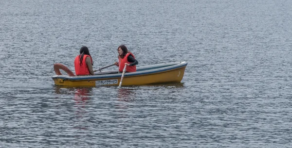 Lokale og turist nyder fritid sejlsport aktiviteter ved Lake Chuzenji . - Stock-foto