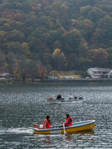 Les habitants et les touristes profitant des activités de navigation de plaisance au lac Chuzenji . — Photo