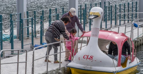 Locals en toeristen genieten van varen vrijetijdsbesteding, bij Lake Chuzenji. — Stockfoto