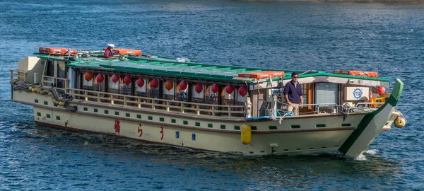 Туристическая лодка — стоковое фото