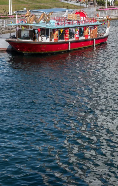 Туристическая лодка — стоковое фото