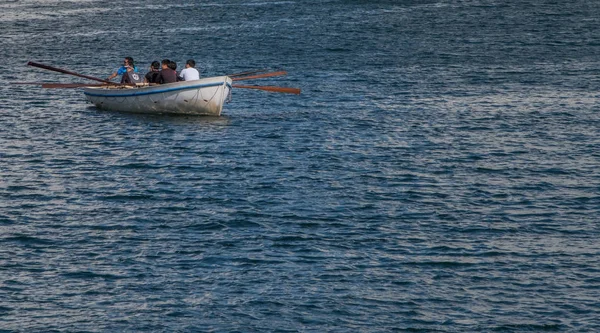 Unidentified people boating — Stock Photo, Image