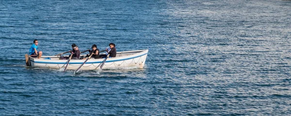 Persone non identificate in barca — Foto Stock