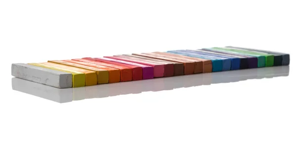 Различные цвета меловых пастельных палочек — стоковое фото