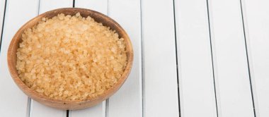 kahverengi şeker kabın içinde