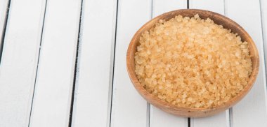 kahverengi şeker kabın içinde