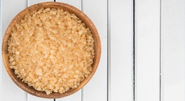 kahverengi şeker kabın içinde